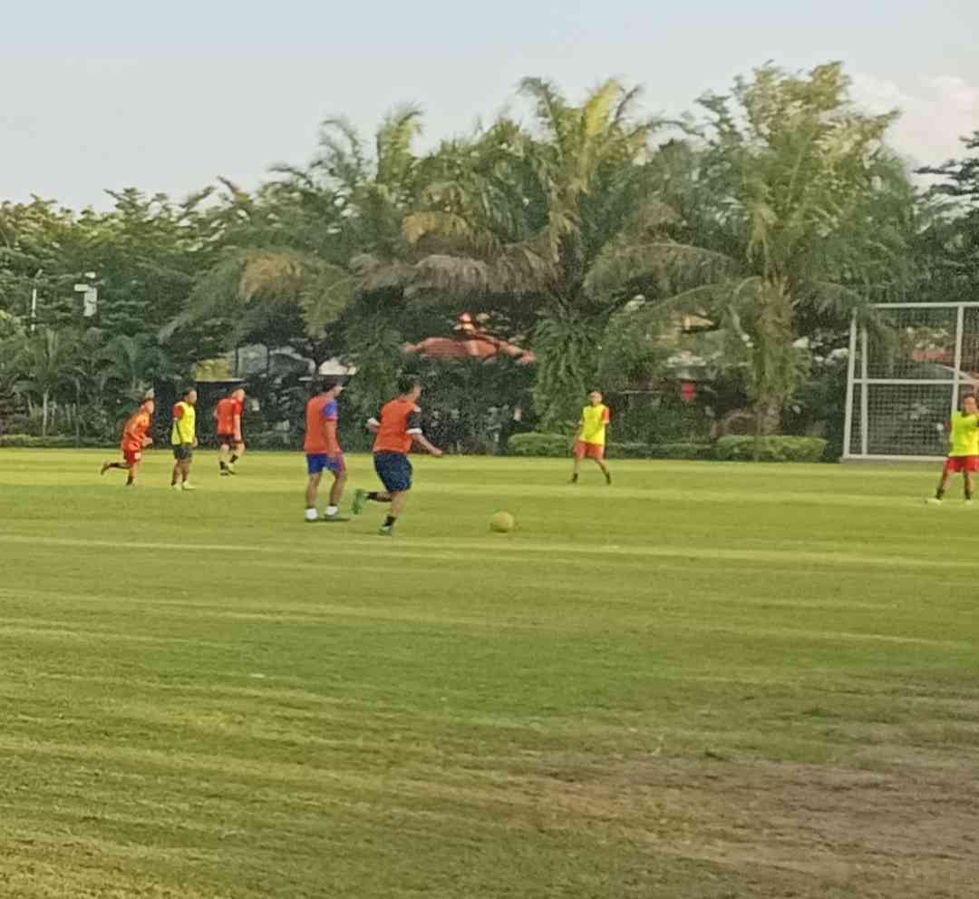 Bermain bola sambil ngabuburit di lapangan Mberan untuk mengatasi perut buncit(dokpri)