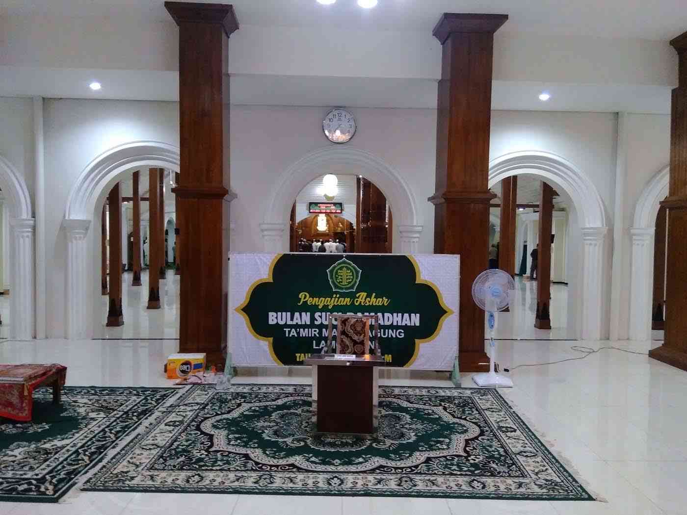 Ngabuburit di Masjid Agung/Jami' kota Lamongan seru juga! (Dokumentasi Pribadi)