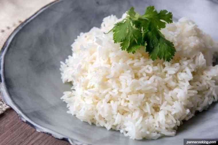 Ilustrasi nasi putih sebagai makanan yang perlu dibatasi ketika sahur karena lebih cepat memicu lapar (Sumber: IDNTimes.com)
