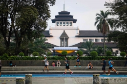 Ngabuburit di Gasibu Kota Bandung, public space yang bikin nyaman tapi harus tetap menjaga ketertiban (dok foto: jurnalposmedia.com)