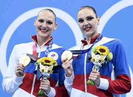Svetlana Romashina (kiri) sabet emas di nomor ganda bersama rekannya Svetlana Kolesnichenko di Olimpiade Tokyo 2020. (Foto: Worldaquatics.com)