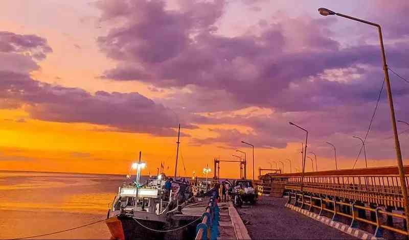 Panorama sunset di Pelabuhan Jangkar Situbondo membuatnya jadi spot ngabuburit asik pilihan masyarakat.(Foto: Miftahorrahman/Dokumen Pribadi)