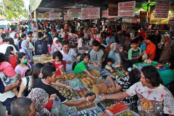 Ilustrasi keramaian di tempat penjualan takjil. Sumber: triptrus.com