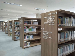 Koleksi buku di Perpustakaan Jakarta. Sumber gambar dokumen pribadi.