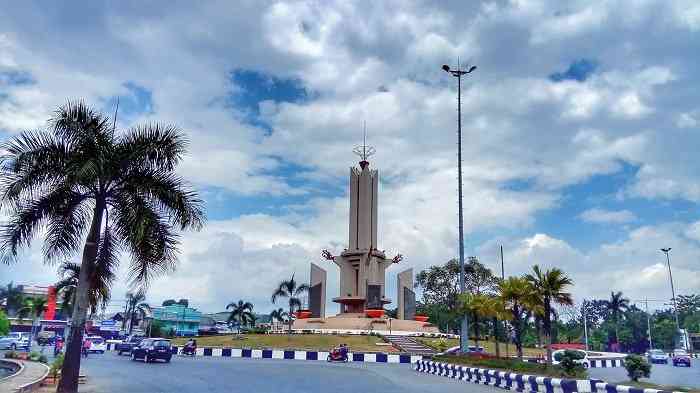 tugu simpang empat Banjarbaru(Sumber: Metro Kalsel)