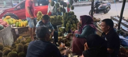 Menikmati durian lokal di Tepian Kandilo_Dokpri