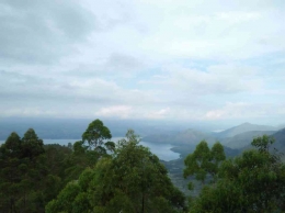 Panorama Danau Toba tampak dari menara pandang Tele (Dok. Pribadi)