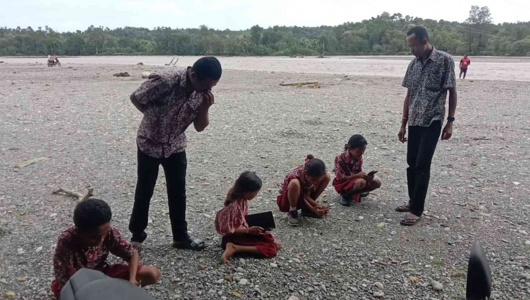 Peserta OSN dari SD N Manubelon di bibir sungai Ta'en desa Ta'en sumber: kiriman Mery Woly