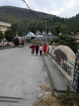 Jalan pagi di kawasan wisata Aek Rangat, Pangururan-Samosir (Dok. Pribadi) 