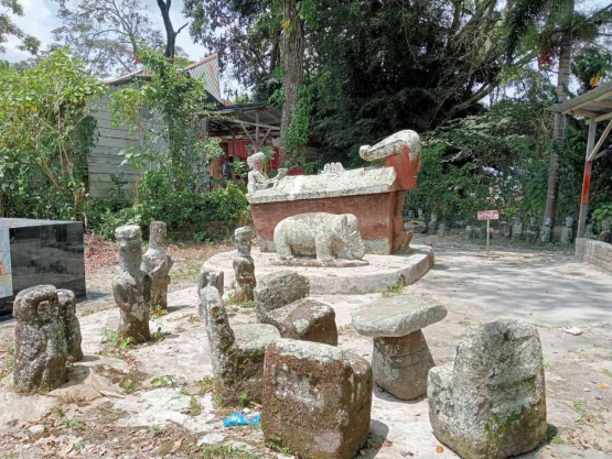 Batu persidangan dan makam raja Sidabutar di Tomok, Samosir (Dok. Pribadi)