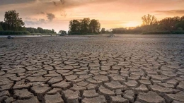 Tanah kering yang retak melepas emisi karbon-Sumber: https://eos.org/research-spotlights/climate-change-is-drying-out-earths-soils