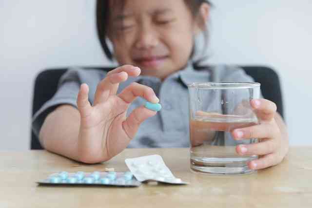 Ilustrasi anak tidak mau minum obat. Foto: Shutterstock/kumparan.com