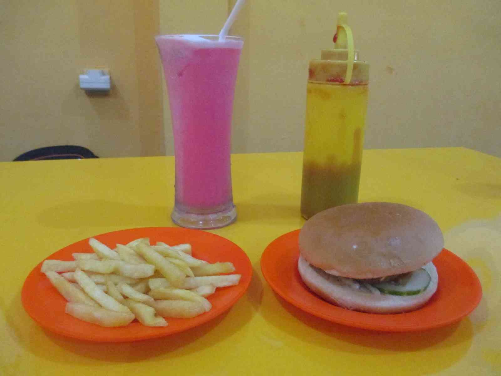 Kentang goreng dan burger sederhana plus jus jambu biji merah/DOK. PRI