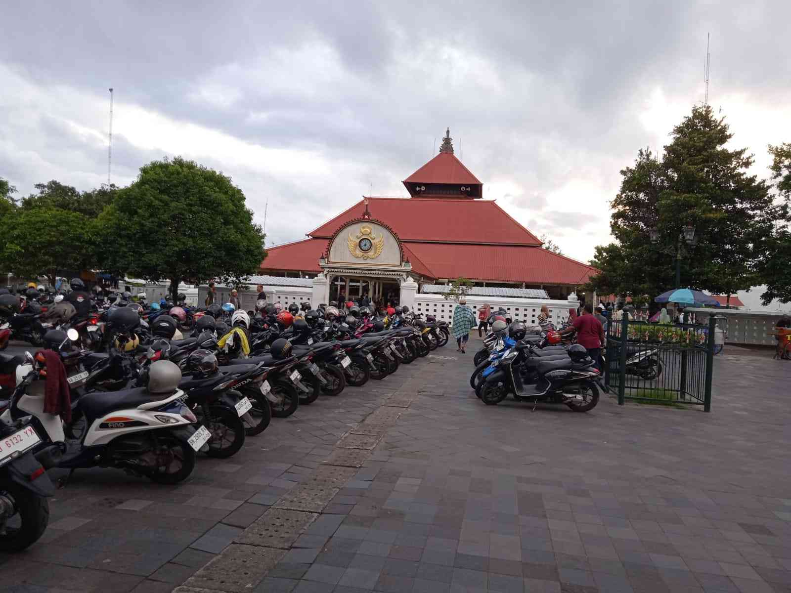 Menjelang buka puasa, halaman parkit Masjid Kauman Jogja penuh kendaraan