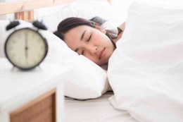 Ilustrasi anak kost tidur sehingga terlambat sahur. (Sumber: Shutterstock via kompas.com) 