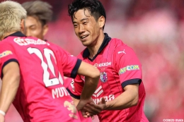 Shinji Kagawa ketika bermain dalam laga Cerezo Osaka di musim 2023. Sumber : www.cerezo.jp