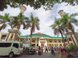 Masjid Jamik Gresik (sumber: journalavrilladee.com)