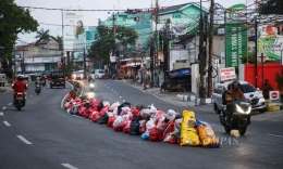 Tumpukan sampah memenuhi pembatas Jalan HOS Cokroaminoto, Karang Tengah, Kota Tangerang, Banten, 25/4/2023 (sumber: KOMPAS/PRIYOMBODO)
