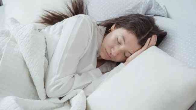 Ilustrasi perempuan tertidur pulas sumber gambar beautynesia