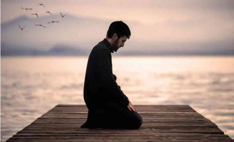 Berdoalah di setiap waktu, juga di saat waktu-waktu terbaik berdoa. | Foto: islamicinsights