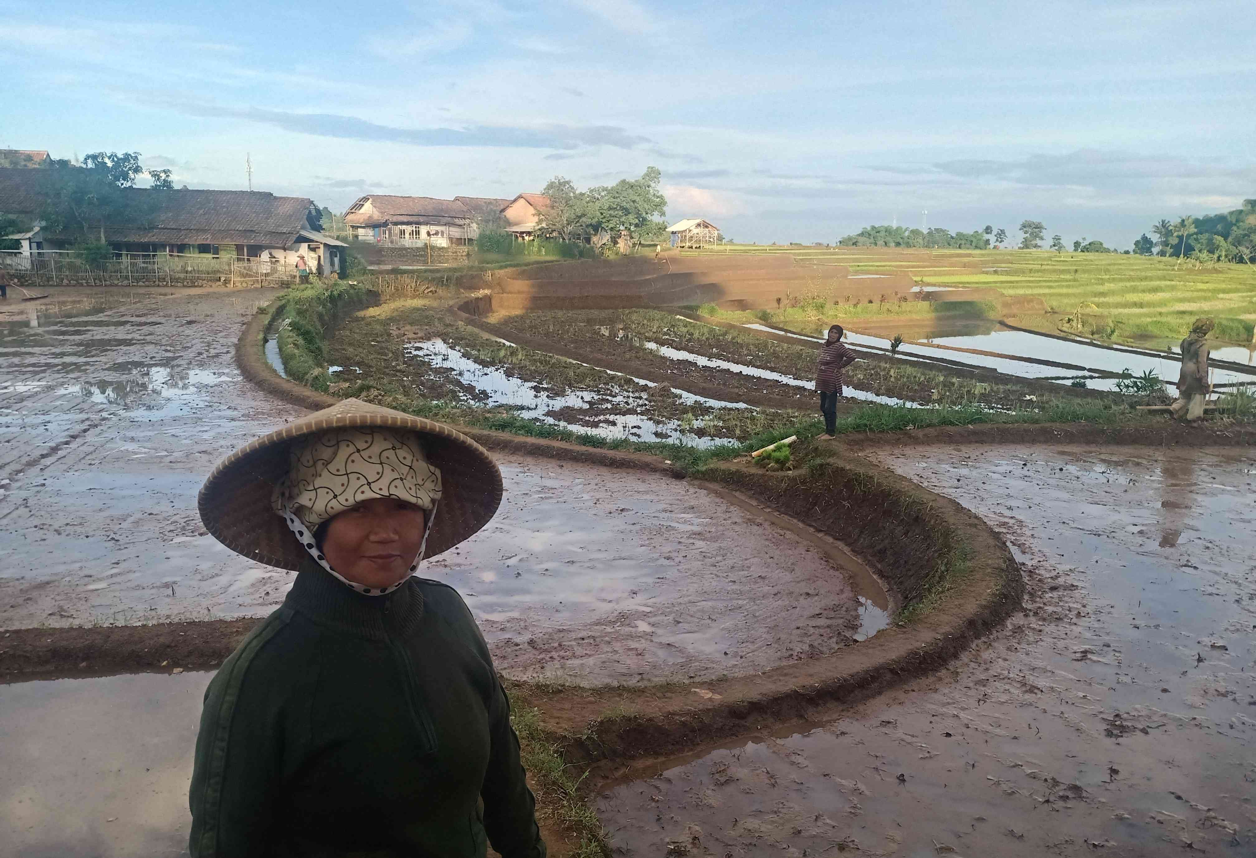 Bu Ade, buruh tani saat hendak ngabedug (Foto: Dokpri)