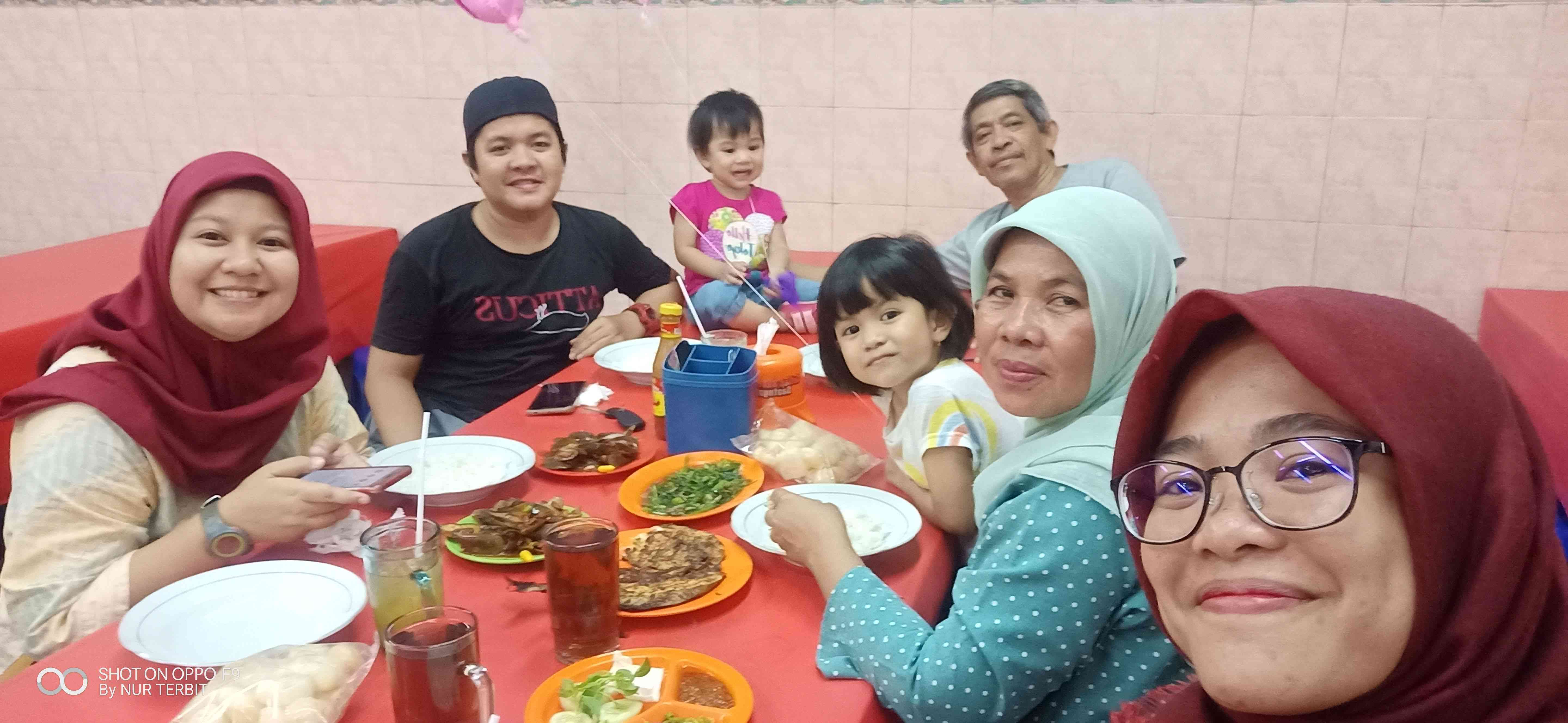 Buka puasa bersama keluarga, juga makan sayur dengan menu yang sama (dok Nur Terbit) 