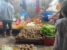 Penjual buah dan sayuran malam hari di Pasar Baru Kota Bekasi Kabar (foto Nur Terbit) 