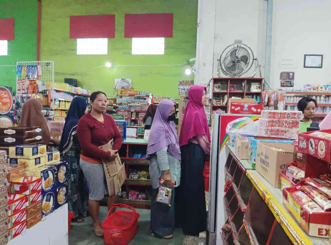 Antrean di kasir sebelah, mengular sampai ke lorong rak belanjaan (dokpri)