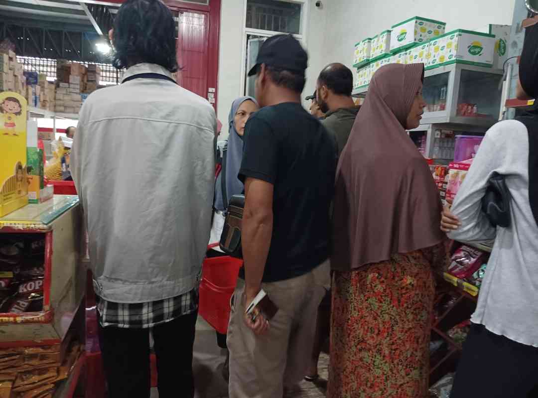 Belanja Bulan Ramadan, Antri dan Berdesakan di Kasir(dokpri)