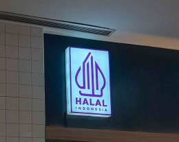 Logo Halal Kedai Makan di BTM, Paledang, Bogor Tengah, Jumat (15/03/2024). [Dokumen Pribadi]