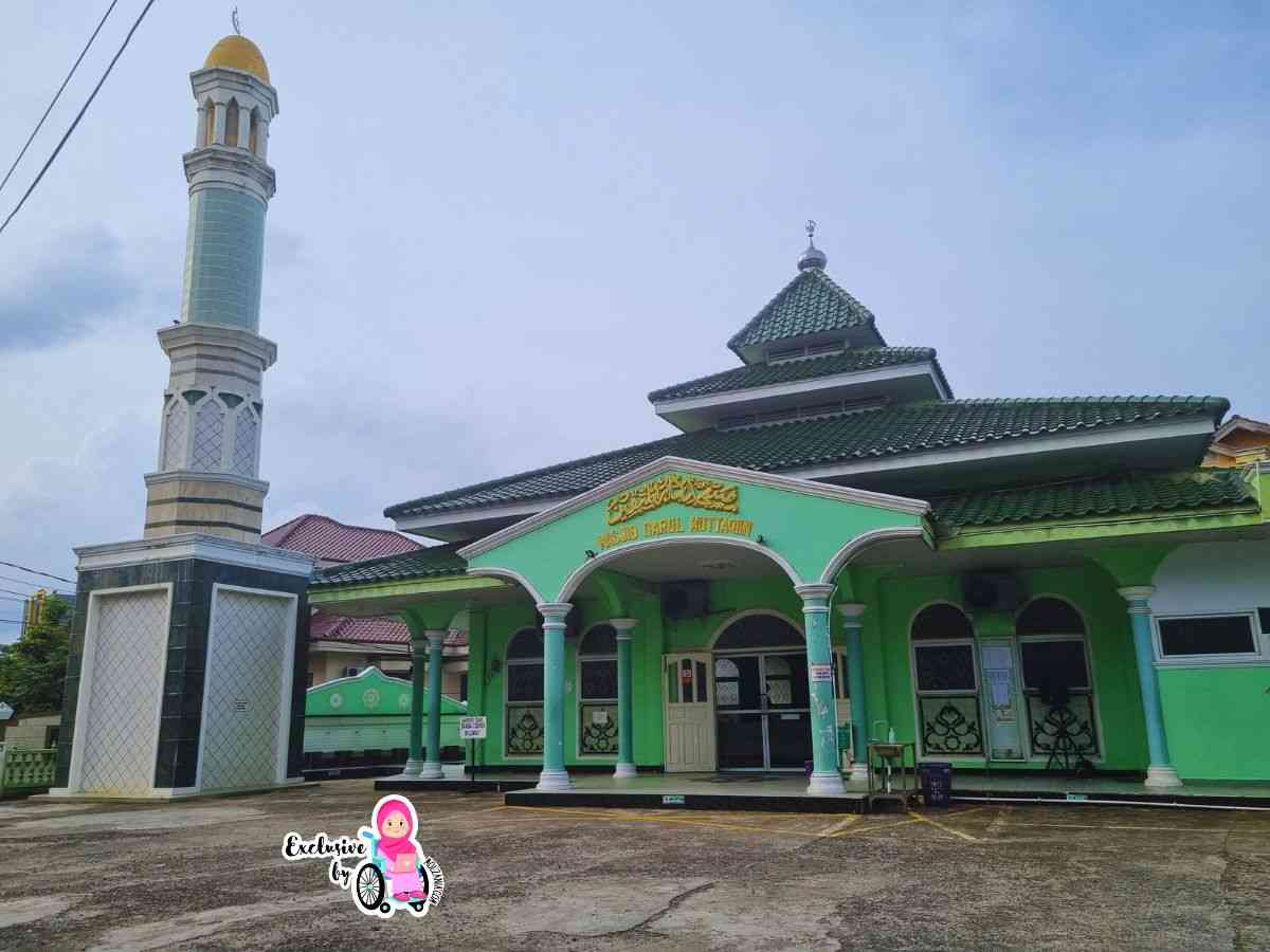 Masjid kompleks yang mengadakan acara buka bersama selama ramadan. Dok. pri.