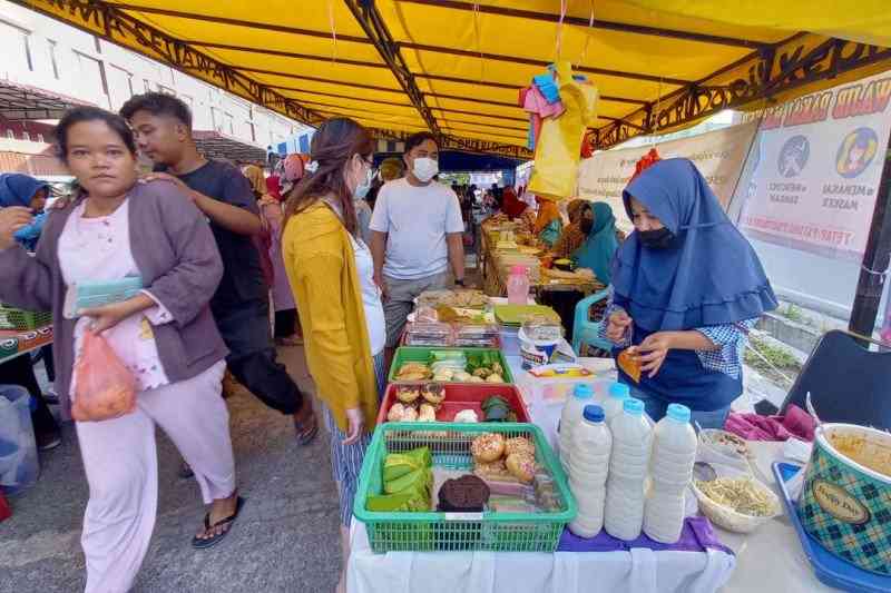 Warga Nonis (Non Muslim) ikut Berburu Takjil, Foto by : Elhadif Putra