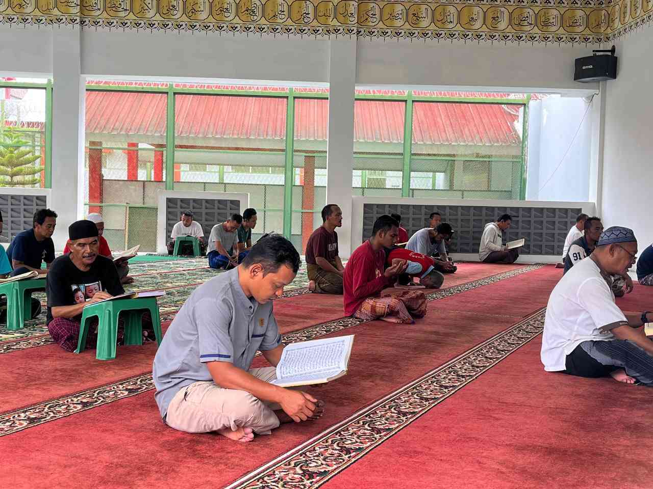 suasana tadarus di masjid baitul muta'allim rutan boyolali