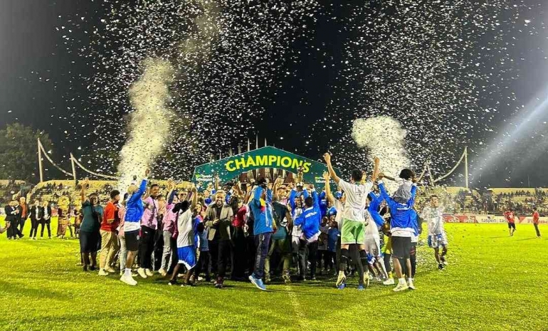 PSBS Biak saat merayakan gelar juara di Liga 2 2023-2024. (Instagram @psbsofficial)