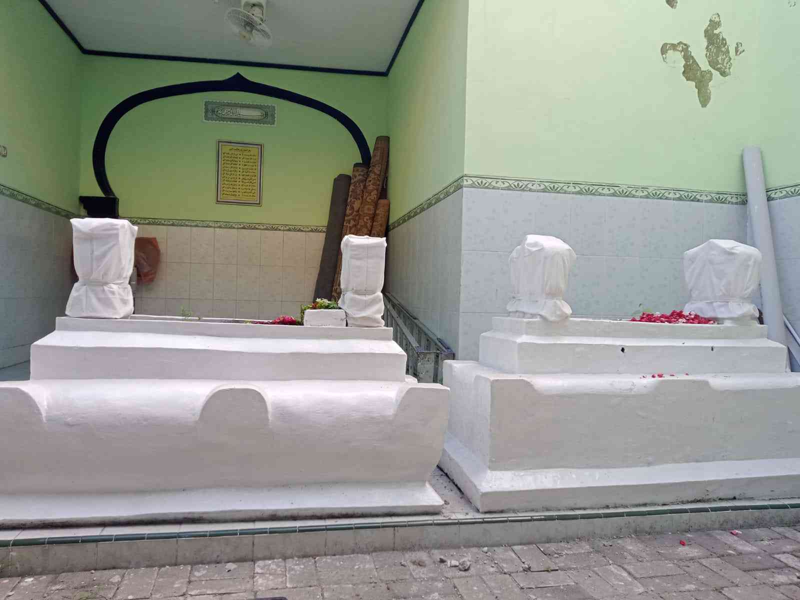 Makam Nyi Ageng Arem-Arem beserta suami (sumber: dokumen pribadi)