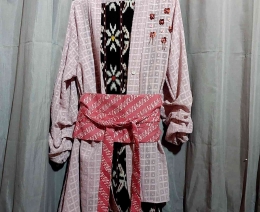 Kebaya modern, tenun Rote dan obi belt batik (Dokpri)