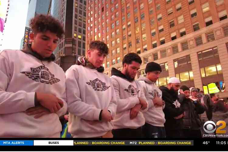 Salat tarawih di jalanan Times Square, New York | dok. tangkapan layar CBS News, dimuat Kompas.com