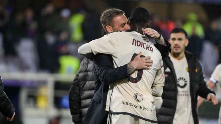 Momen De Rossi memeluk Evan Ndicka seusai pertandingan. sumber : www.asroma.com