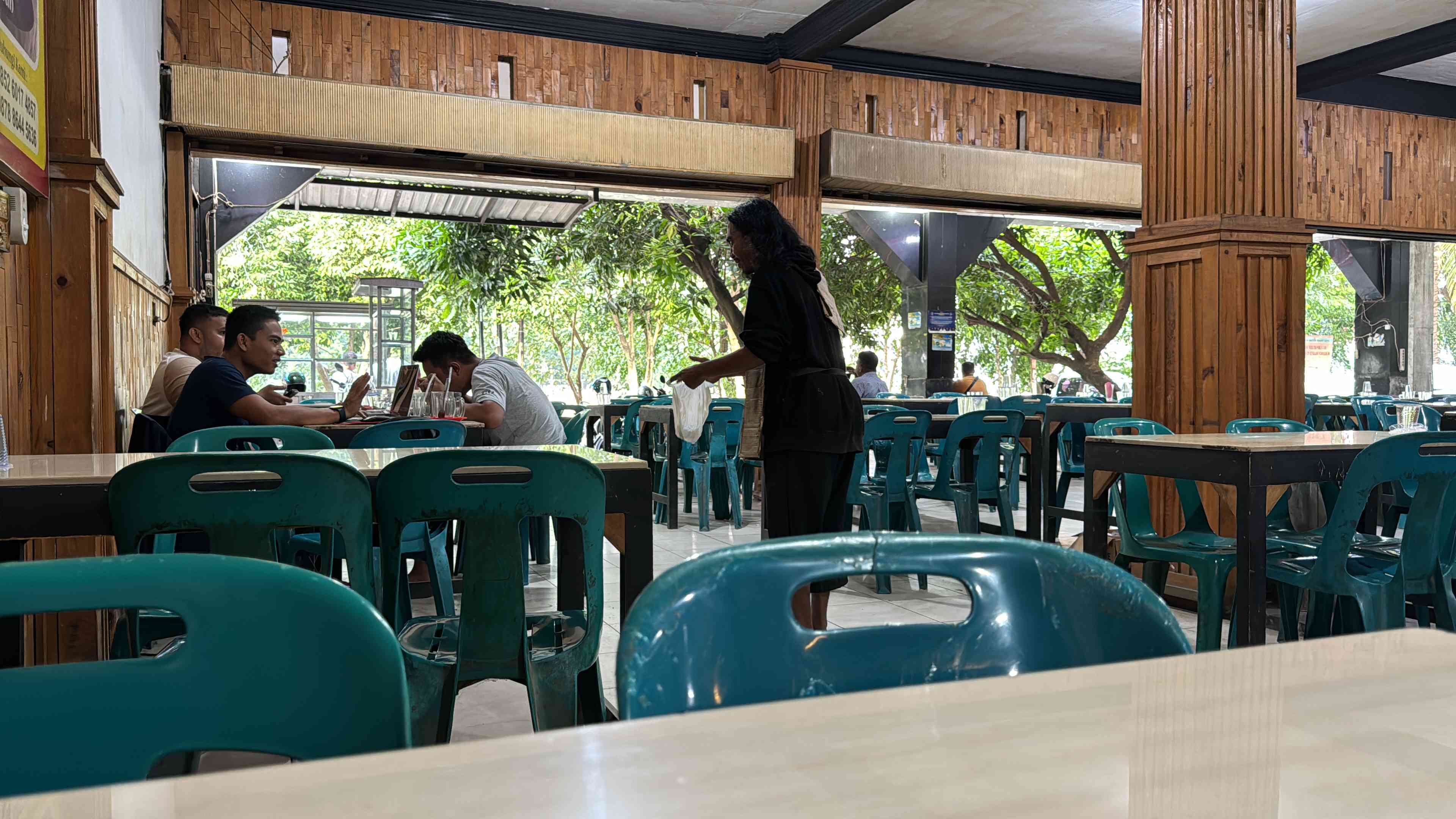 ilustrasi seorang peminta-minta di sebuah warung kopi di Banda Aceh. Photo: dok pribadi