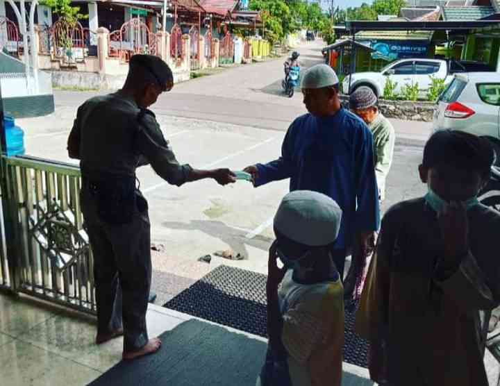 Membagi masker di mesjid 2021/ Dokpri