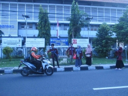 Beberapa pelajar memberi takjil kepada pengendara yang melintas di Jl. Pramuka Umbulharjo, Yogyakarta/dok. pri