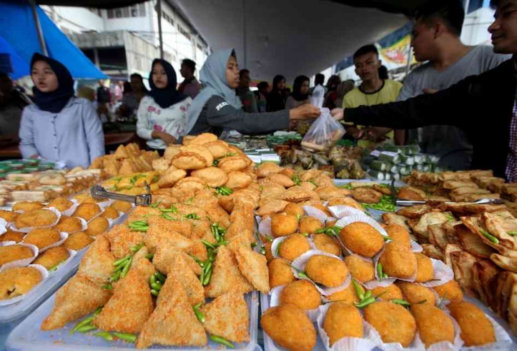 Umat muslim di Indonesia hari ini mulai menjalankan ibadah puasa.(KOMPAS.com/KRISTIANTO PURNOMO)
