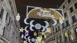Ornamen Happy Ramadan menghiasi Kota London di malam hari | dok. Istimewa, dimuat langit7.id