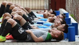 Ilustrasi pemain bola sedang beristirahat setelah sesi latihan berat sumber gambar pandit footbal
