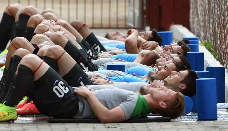 Ilustrasi pemain bola sedang beristirahat setelah sesi latihan berat sumber gambar pandit footbal