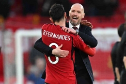 Erik ten Hag dan Bruno Fernandes merayakan kemenangan dramatis Setan Merah 4-3 atas Liverpool di perempat finalFA Cup (Foto Skysports). 