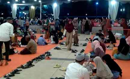 Kegiatan berbuka puasa gratis di Masjid Namira Lamongan. Sumber foto: dokumen pribadi
