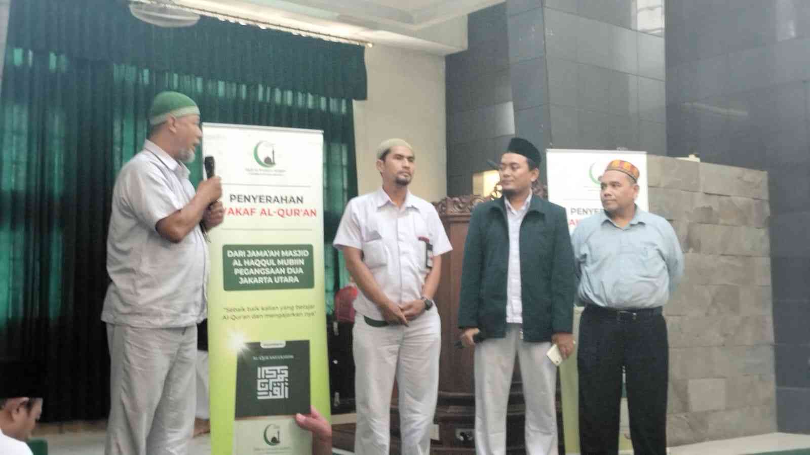 Omjay saat menerima bantuan Kitab Suci Al-Quran dari AHM / dokpri