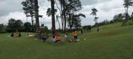 Piknik sambil makan siang di bukit Simarjarunjung, Simalungun (Dok. Pribadi)
