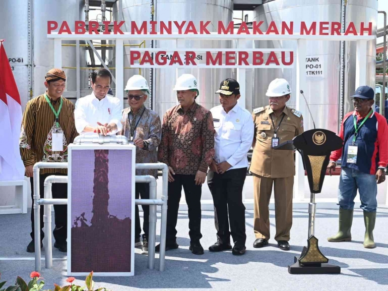 Presiden Jokowi meresmikan pabrik percontohan minyak makan merah Pagar Merbau, di Deli Serdang, Kamis (14/03/2024). (BPMI Setpres)/setkab.go.id